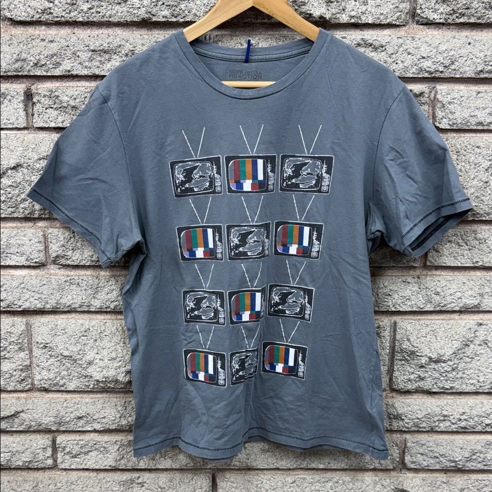 Kenneth Cole Reaction Gray T-Shirt with TV Graphic